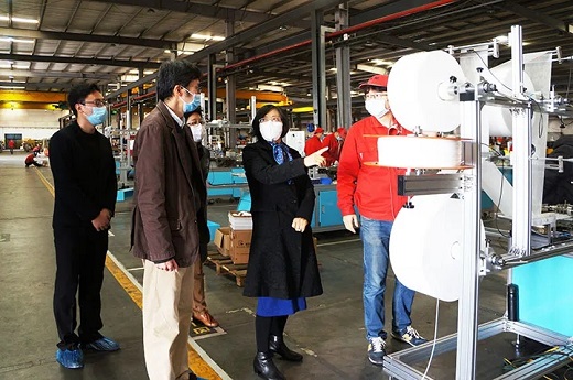 青浦区政协主席李华桂等辅导光临上Ｈ松褪遣┕偻餮