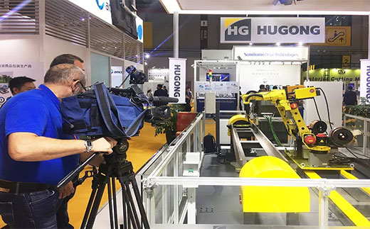 第二届进博会俄罗斯国度电视台拍摄人生就是博官网意大利CEA展位