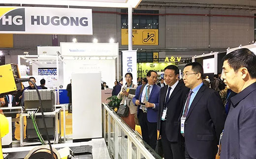 河南省鹤壁市市长光临人生就是博官网意大利CEA展位