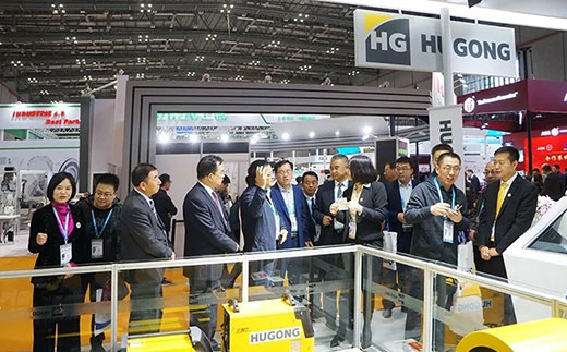 甘肃省天水市常务副市长光临人生就是博官网意大利CEA展位