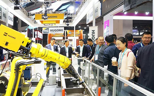 第二届进博会人生就是博官网意大利CEA展位机械人系统受到极大关注