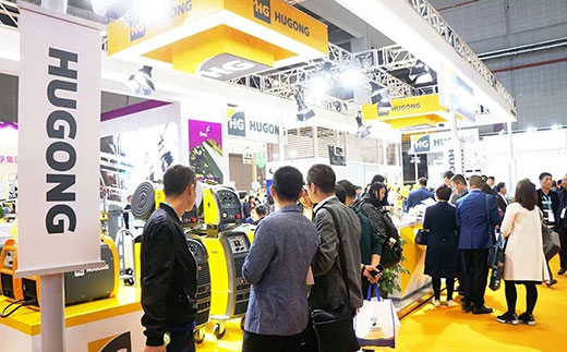 第二届进博会人生就是博官网意大利CEA展位数字化焊机很受迎接